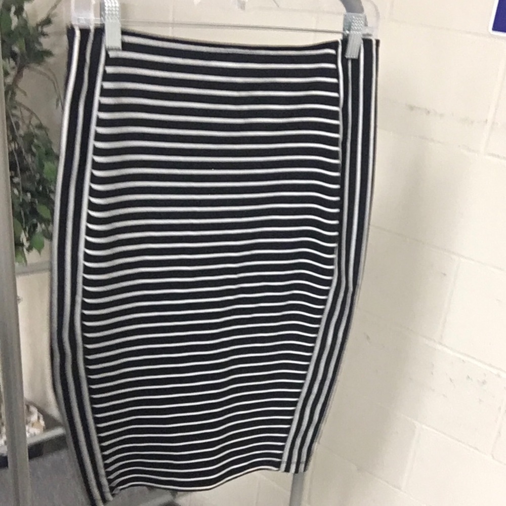 Apt 9 Pencil skirt black / white stripe Size medium